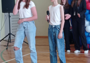 uczniowie wykonujący utwór queen