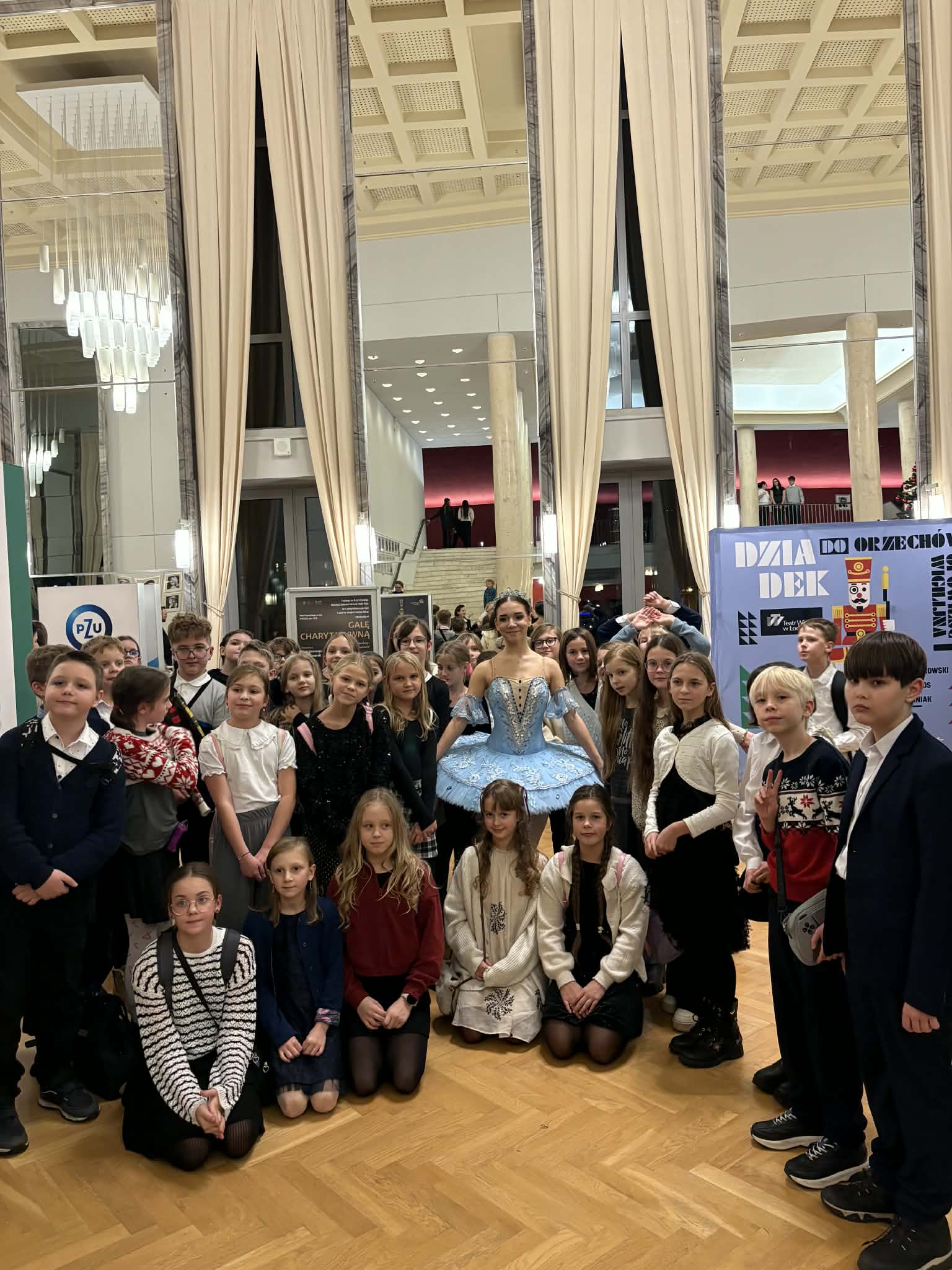 Uczestnicy przedstawienia wraz z baletnicą