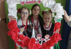 dzieci z ramką w kształcie mapy Polski