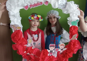 dzieci z ramką w kształcie mapy Polski