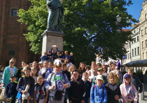 dzieci przy pomniku Mikołaja Kopernika