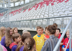 uczniowie na stadionie