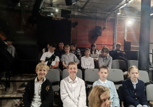 Grupa uczniów w sali teatralnej