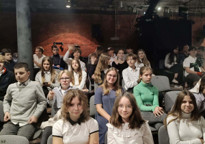 Grupa uczniów w sali teatralnej