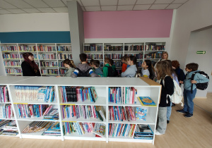 Uczniowie w bibliotece