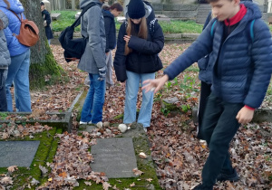 Nasi uczniowie na wycieczce historycznej na Cmentarzu Żydowskim