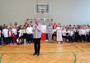 Uczniowie podczas akcji "Szkoła do hymnu"