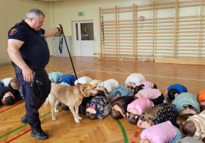 Prowadzący zajęcia z psem i uczestnicy spotkania