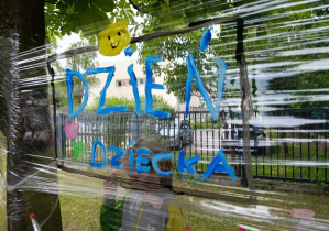Napis "DZIEŃ DZIECKA" na folii