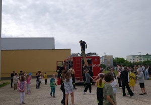 Dzieci na pokazie przygotowanym przez Straż Pożarną