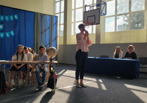 Pani Dyrektor przemawiająca do zebranych uczestników uroczystości