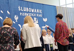 Uczniowie klas pierwszych podczas uroczystości ślubowania