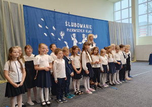 Uczniowie klas pierwszych podczas uroczystości ślubowania