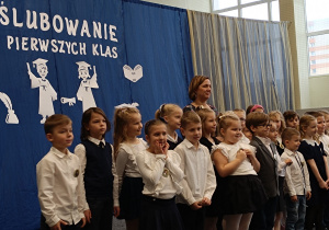 Uczniowie klas pierwszych podczas uroczystości ślubowania