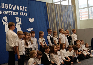 Uczniowie klas pierwszych podczas uroczystości ślubowania
