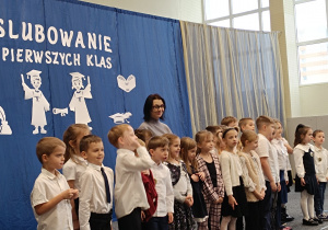 Uczniowie klas pierwszych podczas uroczystości ślubowania