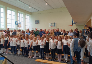 Uczniowie klas pierwszych oraz ich rodzice podczas uroczystości ślubowania