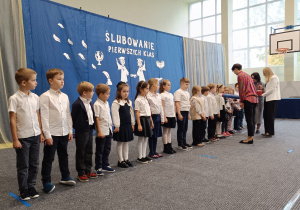 Uczniowie klas pierwszych podczas uroczystości ślubowania