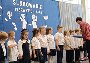 Uczniowie klas pierwszych podczas uroczystości ślubowania