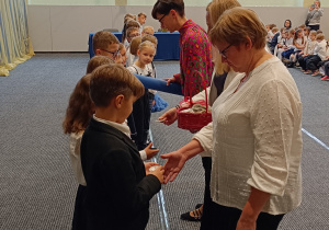 Uczniowie klas pierwszych podczas uroczystości ślubowania