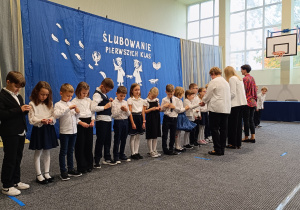Uczniowie klas pierwszych podczas uroczystości ślubowania