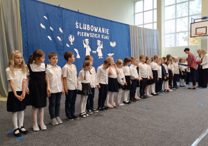 Uczniowie klas pierwszych podczas uroczystości ślubowania