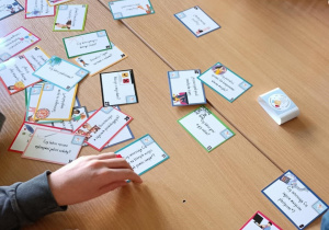 Uczniowie w czasie zajeć na zajęciach doradztwa zawodowego