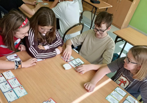 Uczniowie w czasie zajeć na zajęciach doradztwa zawodowego