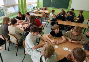 Uczniowie w czasie zajeć na zajęciach doradztwa zawodowego