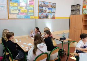 iUczniowie w czasie zajeć na zajęciach doradztwa zawodowego