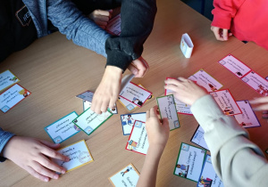 Uczniowie w czasie zajeć na zajęciach doradztwa zawodowego