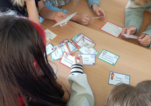 Uczniowie w czasie zajeć na zajęciach doradztwa zawodowego