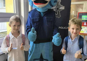 Uczniowie z maskotką turnieju