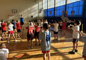 Dzieci podczas ćwiczeń