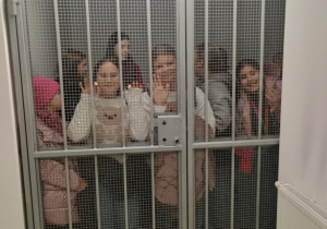 Uczniowie obecni na spotkaniu za kratami