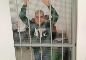 Uczeń obecny na spotkaniu za kratami