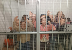 Uczniowie obecni na spotkaniu za kratami