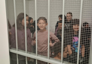 Uczniowie obecni na spotkaniu za kratami