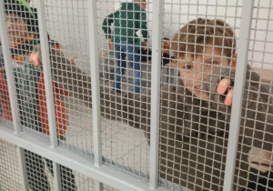 Uczniowie obecni na spotkaniu za kratami