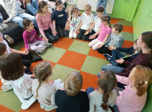 Uczniowie podczas wspólnej zabawy