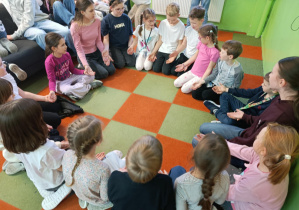 Uczniowie podczas wspólnej zabawy