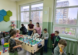 Uczniowie podczas wspólnej zabawy