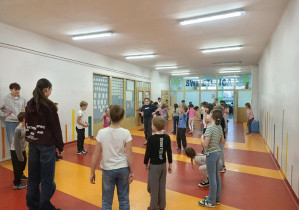 Uczniowie podczas wspólnej zabawy