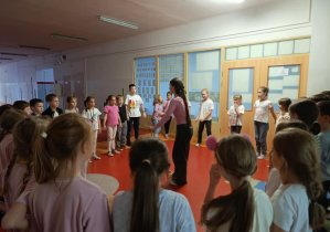 Uczniowie podczas wspólnej zabawy