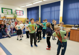 Zajęcia taneczne poprowadzone przez wolontariuszy