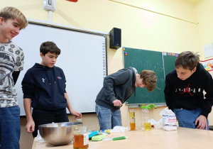 Zajęcia z eksperymentami prowadzone przez wolontariuszy