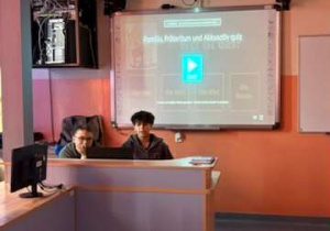 Uczniowie klasy 8a podczas podsumowania projektu