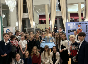 Uczestnicy przedstawienia wraz z baletnicą