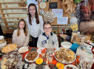 Dzieci siedzą na przygotowanym stoisku