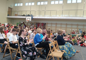 Goscie, dyrekcja, nauczyciele i uczniowie siedzą na widowni